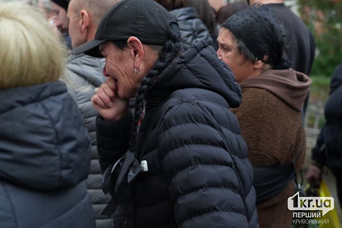 Жінка плаче під час прощання з п'ятьма дітьми у селищі Радушне Криворізького району, які загинули внаслідок російської атаки 30 липня.