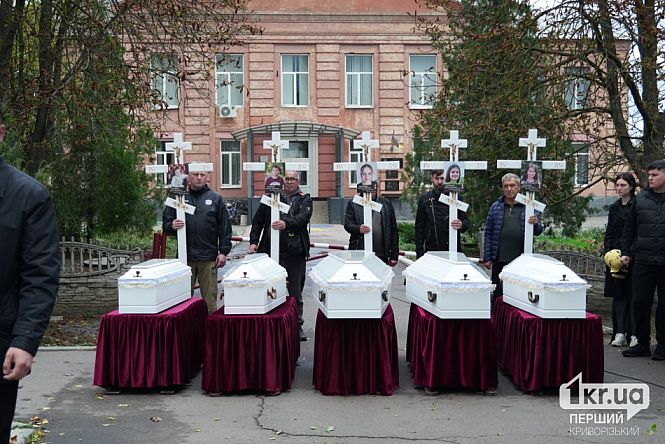 У Радушному Криворізького району попрощалися з п'ятьма дітьми, які загинули внаслідок російської атаки 30 липня