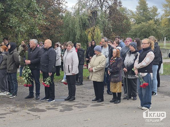 Жителі селища Радушне Криворізького району з квітами прийшли на церемонію прощання з п'ятьма дітьми, які загинули від російської атаки 30 липня