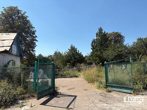 Открытые ворота на входе на Ново-Парадовское кладбище в Кривом Роге