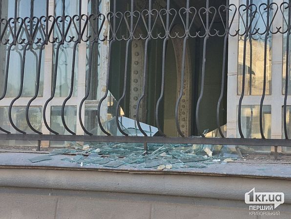 Вибиті вікна після російської масованої атаки у Центрально-Міському районі Кривого Рогу