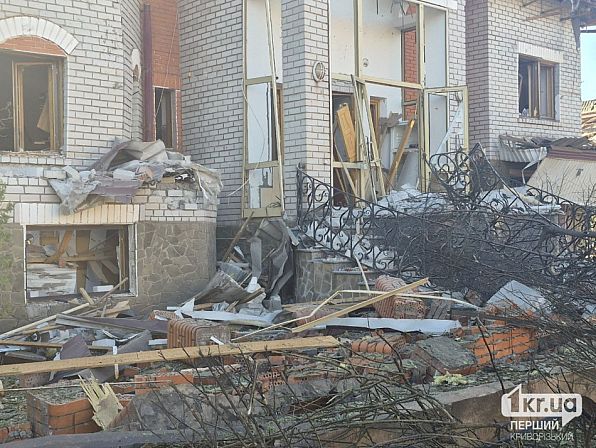 Зруйнована частина будинку поблизу епіцентру російського удару по Кривому Рогу