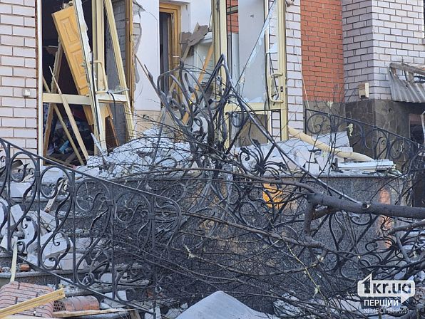 Пошкоджений будинок та огорожа після російського удару по Кривому Рогу 10 вересня