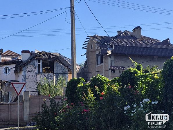 Пошкоджені дахи житлових будинків після російської атаки на Кривий Ріг 10 вересня