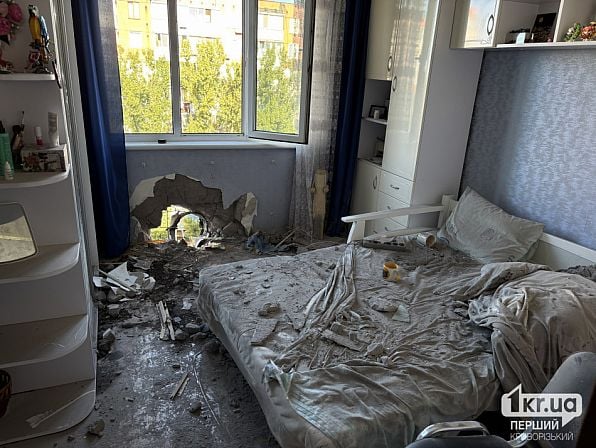 Поврежденная квартира, в стене которой застрял обломок российского дрона в Кривом Роге