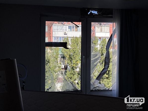 Поврежденное окно квартиры после российской атаки в Центрально-Городском районе Кривого Рога