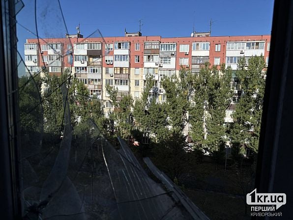 Разбитое окно квартиры после атаки российского дрона в Центрально-Городском районе Кривого Рога