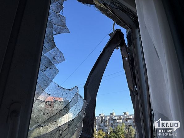 Поврежденное окно квартиры после российской атаки в Кривом Роге