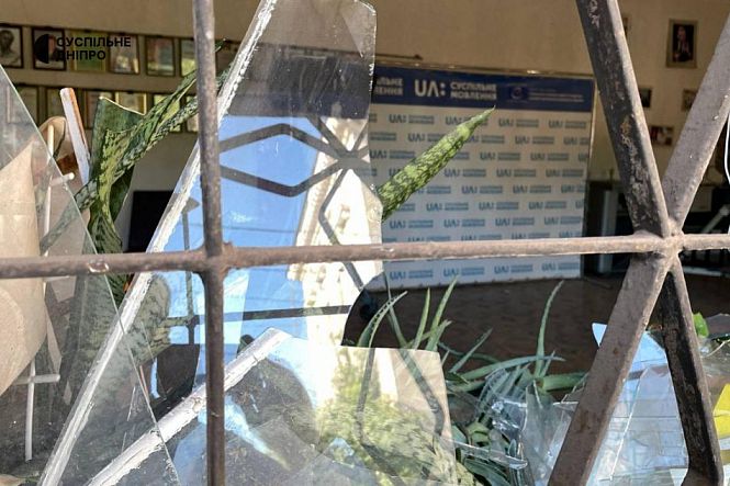 Розбите вікно у будівлі Суспільного в Кривому Розі після російської атаки