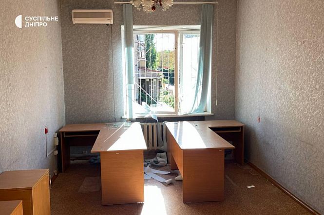Вибите вікно та пошкоджений кабінет у будівлі Суспільного в Кривому Розі