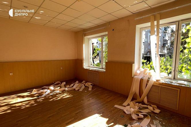 Вибиті вікна та пошкоджене приміщення Суспільного у Кривому Розі