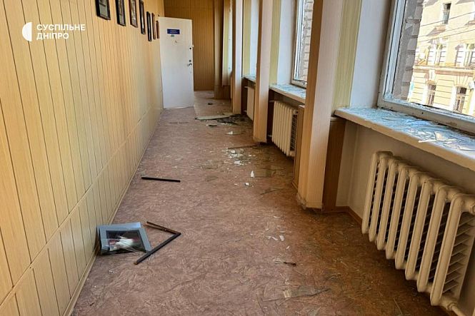 Розбите скло та пошкодження у коридорі будівлі Суспільного в Кривому Розі