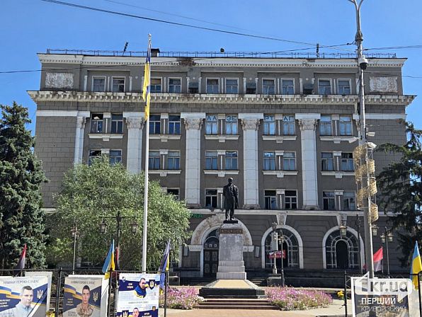 Будівля Криворізького поштамту з вибитими вікнами після російської атаки