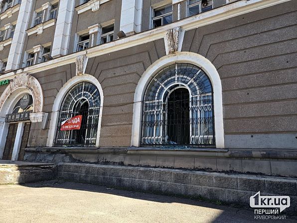 Вибиті вікна Криворізького поштамту після російської атаки