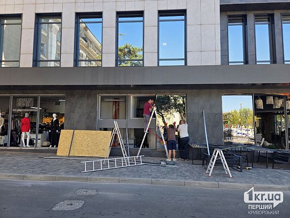 Власники закривають пошкоджені вітрини магазинів на проспекті Поштовому