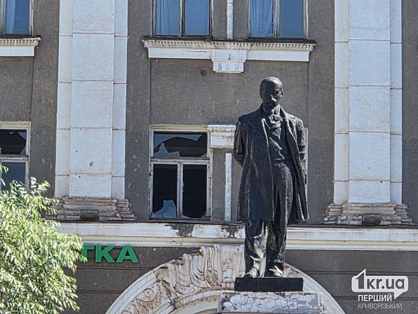 Пошкоджені вікна Криворізького поштамту після російської атаки 10 вересня