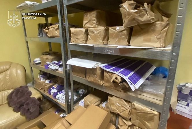Упаковки с продукцией, обнаруженные во время обысков
