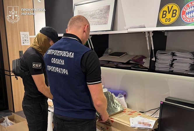Правоохранители проверяют документы во время обыска