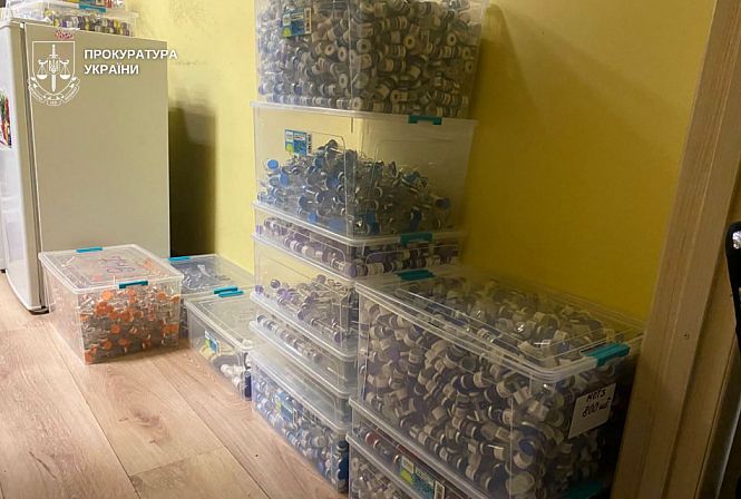 Контейнеры с флаконами препаратов, обнаруженные во время обысков