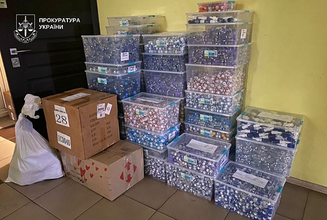 Крупная партия флаконов препаратов, изъятая во время обысков