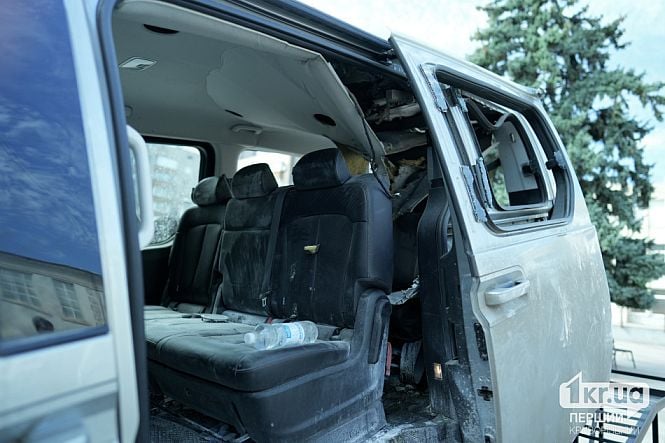 Пошкоджений салон автомобіля гуманітарної місії «Проліска», представлений на виставці
