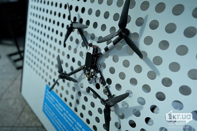 FPV-дрон серед експонатів виставки «Гуманітарна система під ударом»