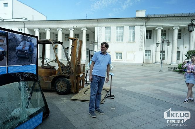 Євген Каплін біля знищеного навантажувача та інших експонатів виставки у Кривому Розі
