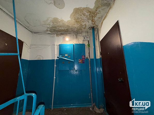 Лестничная площадка со следами протекания на потолке и стенах в первом подъезде дома на улице Алексея Резниченко