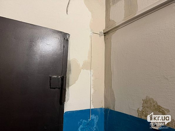 Следы влаги на стене возле квартиры в первом подъезде на улице Алексея Резниченко