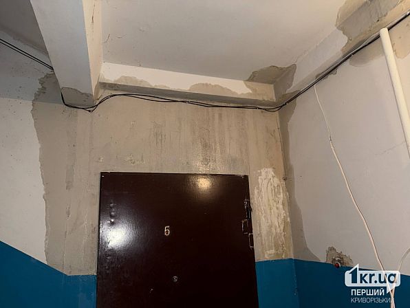 Мокрая стена со следами протекания над дверью квартиры в подъезде на улице Алексея Резниченко