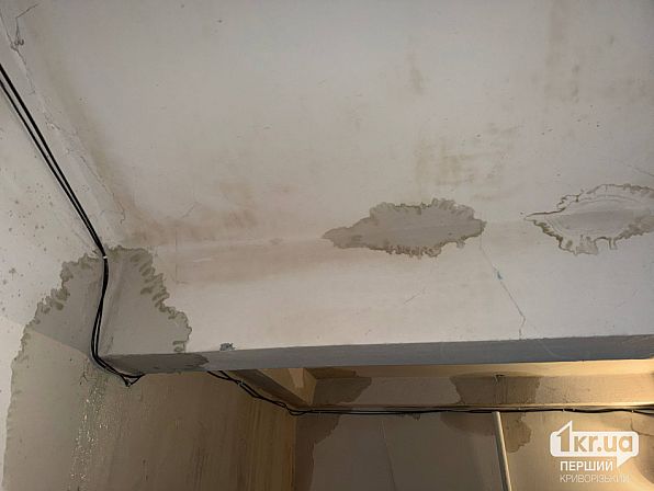 Многочисленные пятна от протекания и трещины на потолке первого подъезда дома на улице Алексея Резниченко