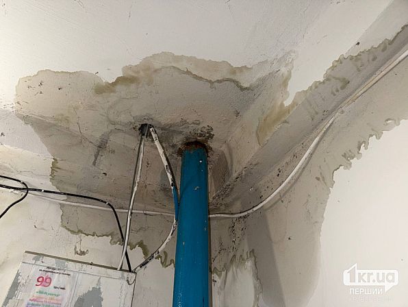 Следы затопления, плесень и провода возле трубы в первом подъезде дома на улице Алексея Резниченко в Кривом Роге