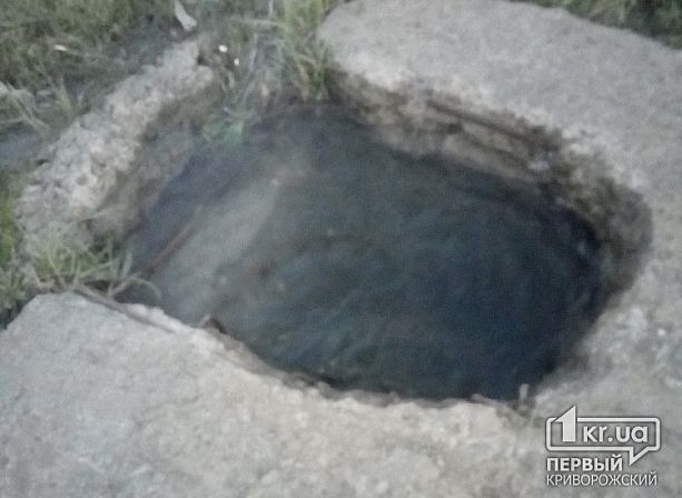 Из водостока хлещет на асфальт вода рисунок