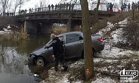 Спасатели Кривого Рога достали из реки автомобиль | 1kr.ua