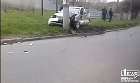 В Кривом Роге Hyundai врезался в УАЗ и отлетел в столб | 1kr.ua