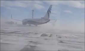 Самолёт сдувает в аэропорту