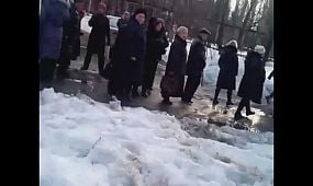 Кривой Рог. Люди стоят чтобы получить 500 грн. от Вилкула 31.01.2016