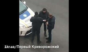 Криворожанин снял на видео, как патрульные берут взятку