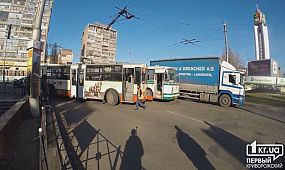 На кольце 95 квартал столкнулись троллейбус и автобус 17.12.15 | 1kr.ua