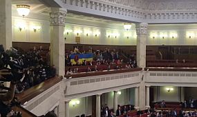 Депутаты блокируют трибуну Рады с требованием назначить выборы в Кривом Роге
