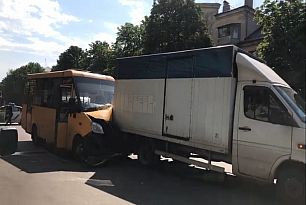 Четверо взрослых и ребенок пострадали в результате тройного ДТП в Кривом Роге