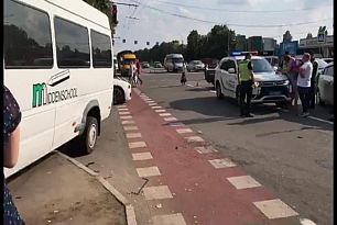 В результате ДТП с маршруткой и легковушкой пострадали двое криворожан