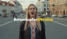 Ukrainian refugee sings with Lithuanians in support for Ukraine